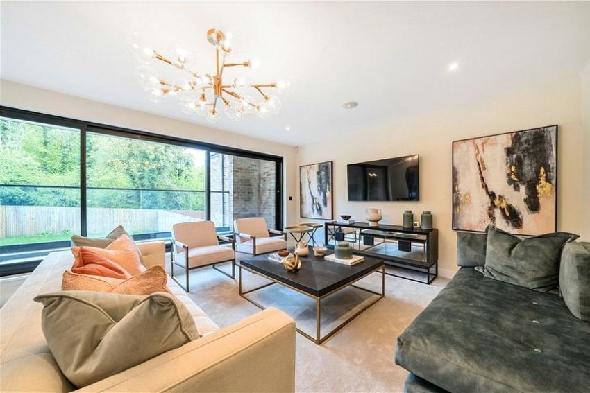 Alto in Watford - living room (image 2 of 15)
