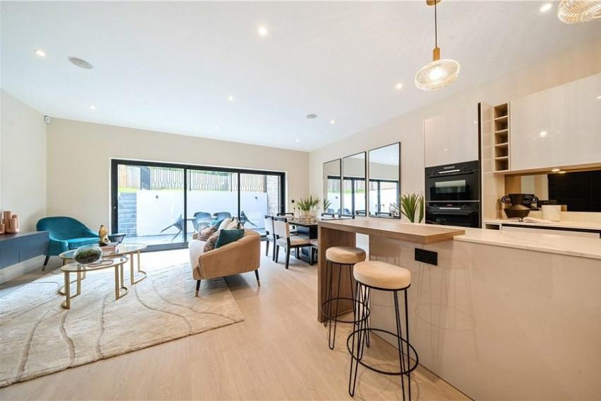 Alto in Watford - living room (image 3 of 15)