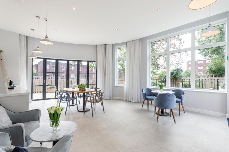 Ridgmount Apartments in Wimbledon - living room (image 3 of 13)