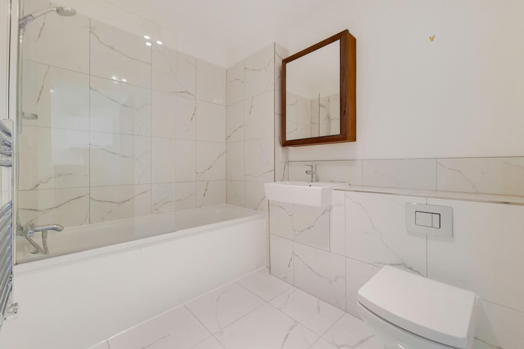 Sovereign Court in Hammersmith - bathroom (image 2 of 4)
