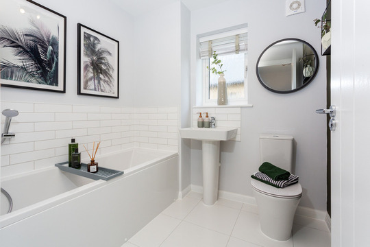 Lapwing Meadows in Coombe Hill - bathroom