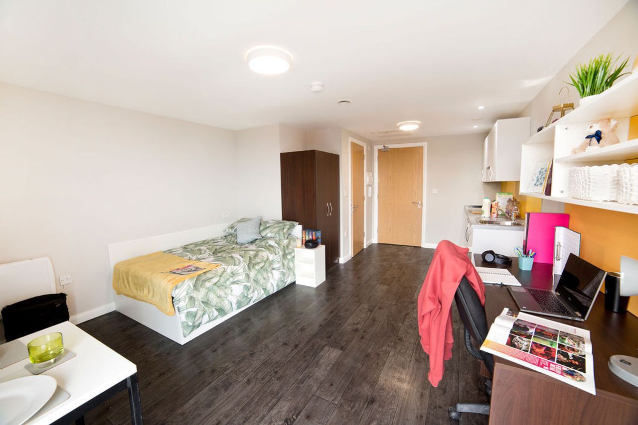 One Islington Plaza - Thumbnail 1