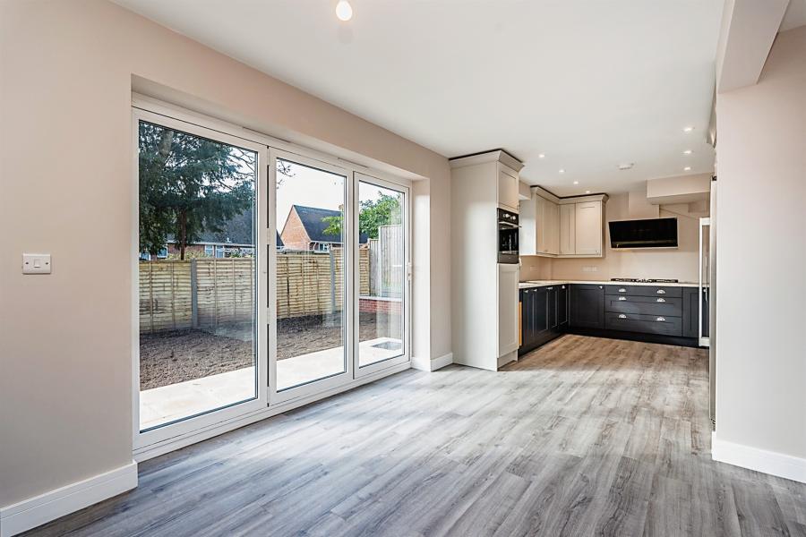 9a Queens Close - Image 1