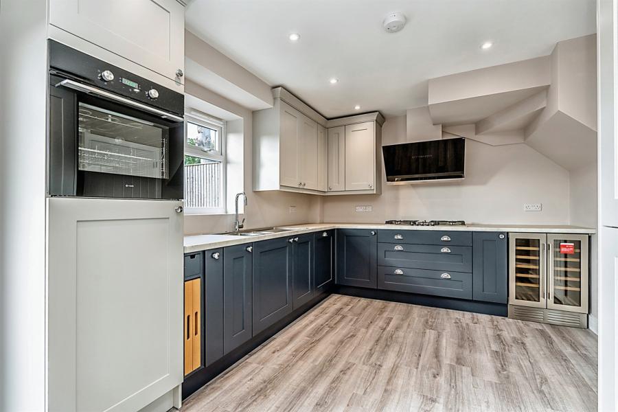 9a Queens Close