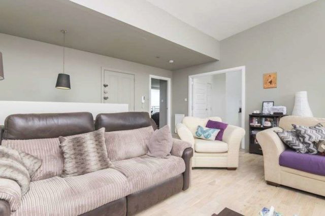 Wharton Square in Edinburgh - living room (image 3 of 5)