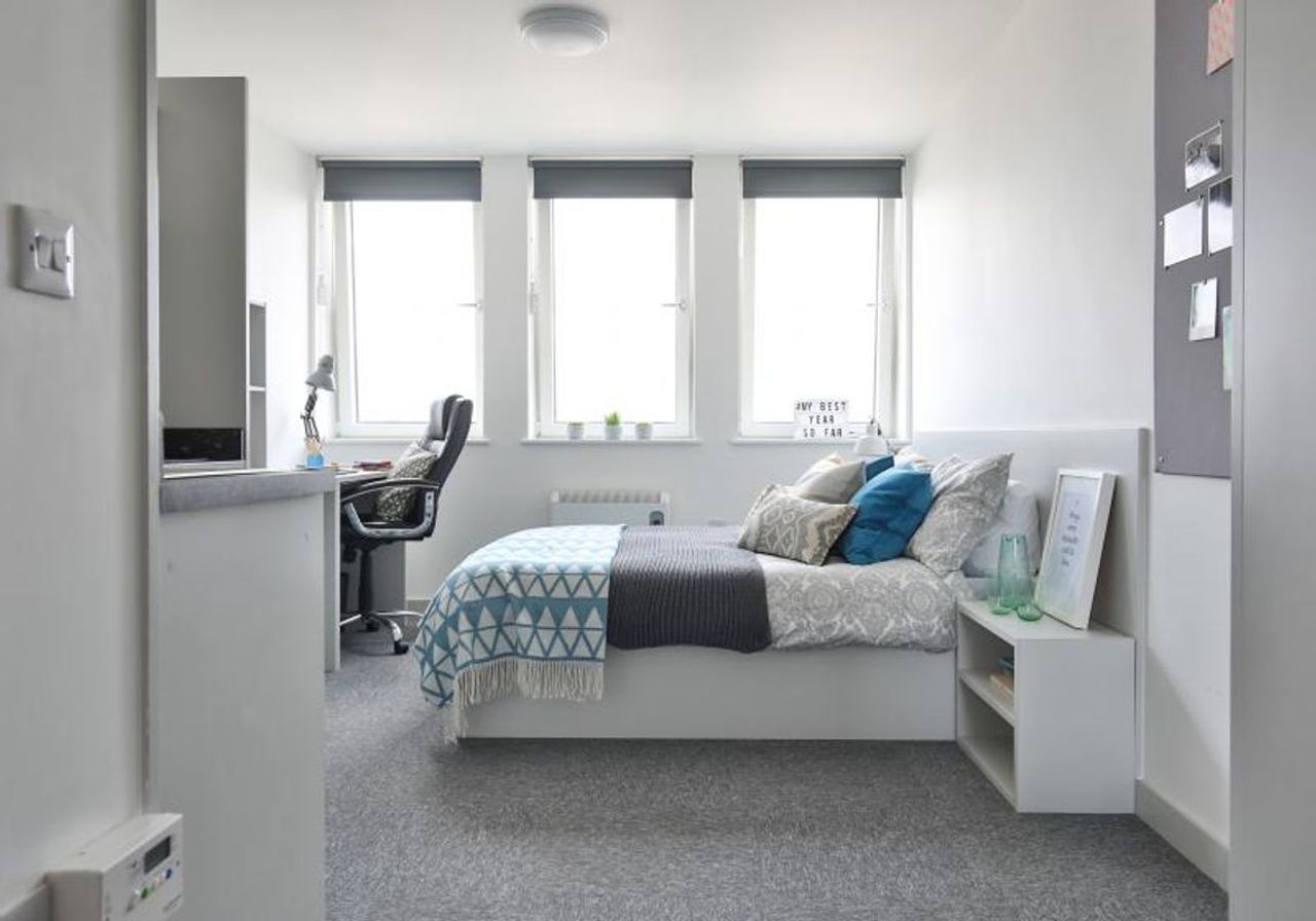 iQ Newland House - Image 1