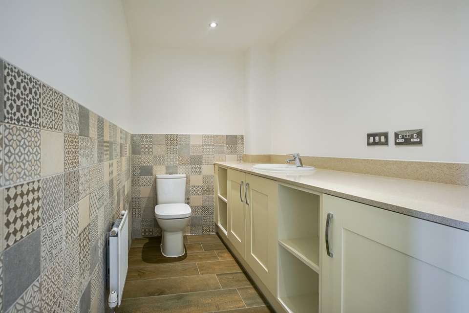 Ockley Park in Hassocks - bathroom (image 2 of 2)
