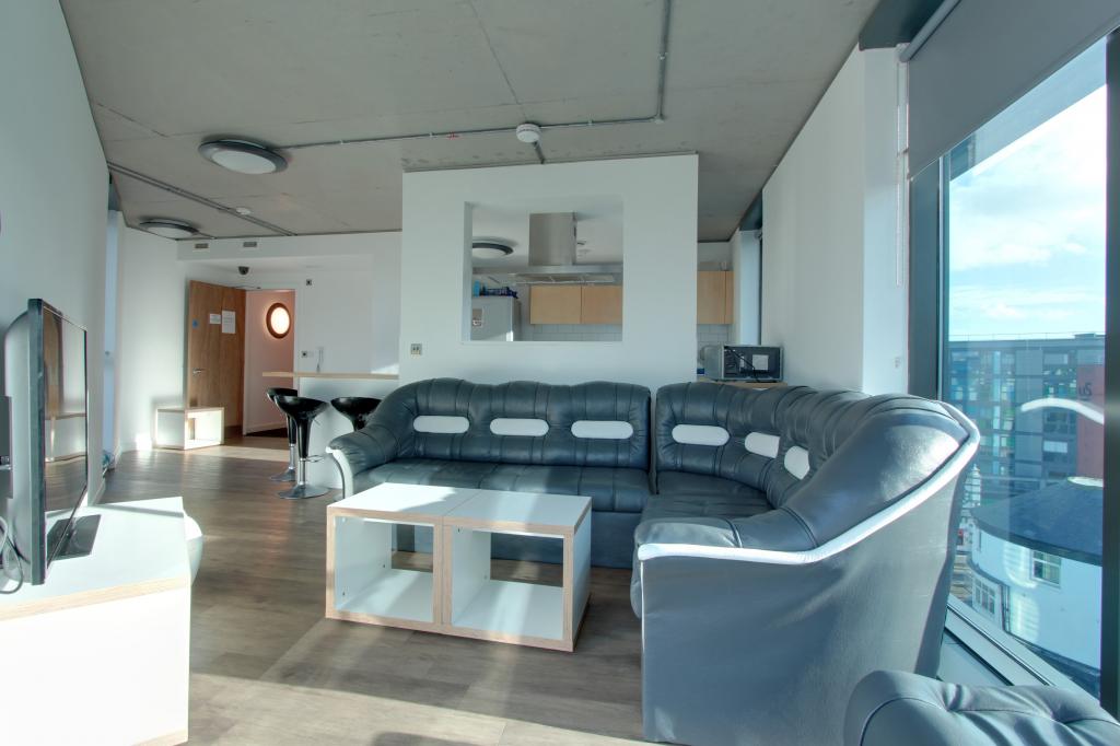 London Court - Thumbnail 1