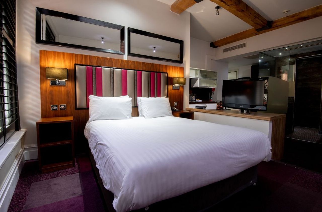Iconinc @ Roomzzz in Manchester - bedroom (image 1 of 5)