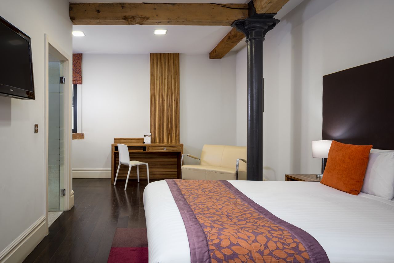 Iconinc @ Roomzzz in Manchester - bedroom (image 2 of 5)