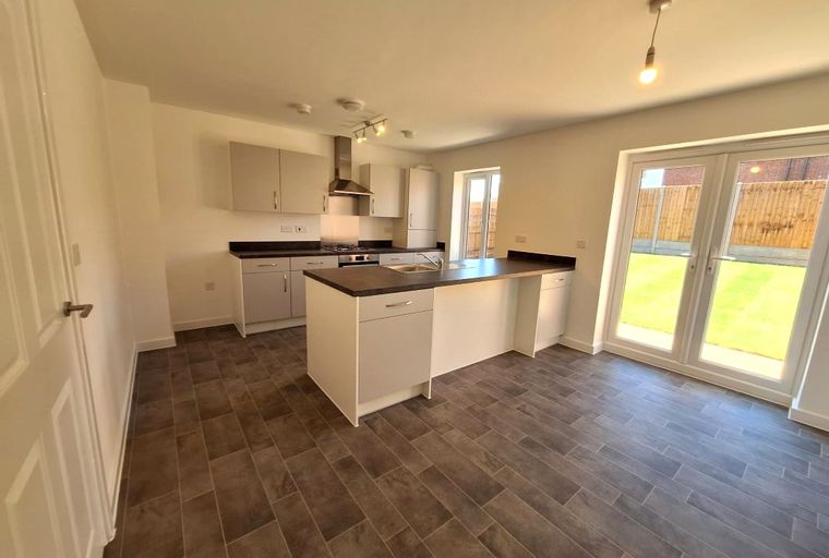 3 bedroom house for sale - Image 3