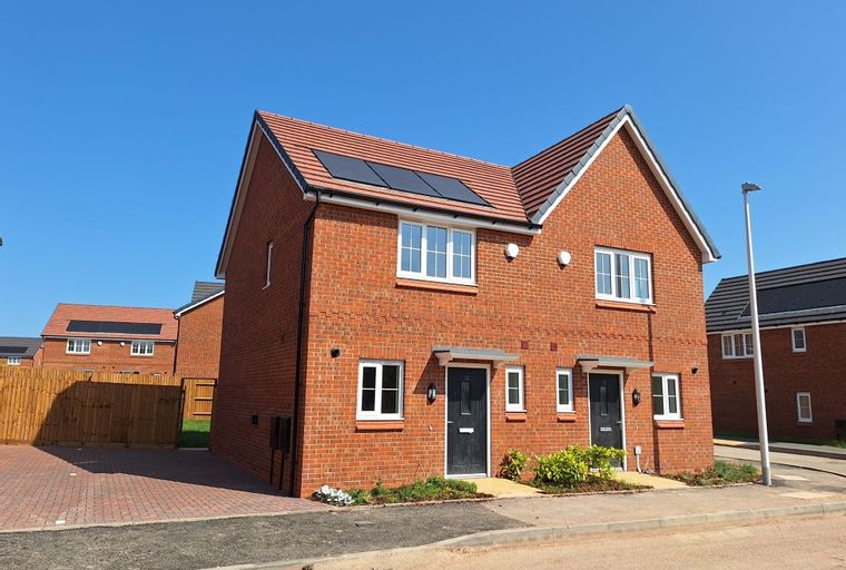 2 bedroom house for sale - Image 1