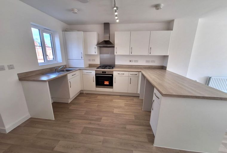 2 bedroom house for sale - Image 2