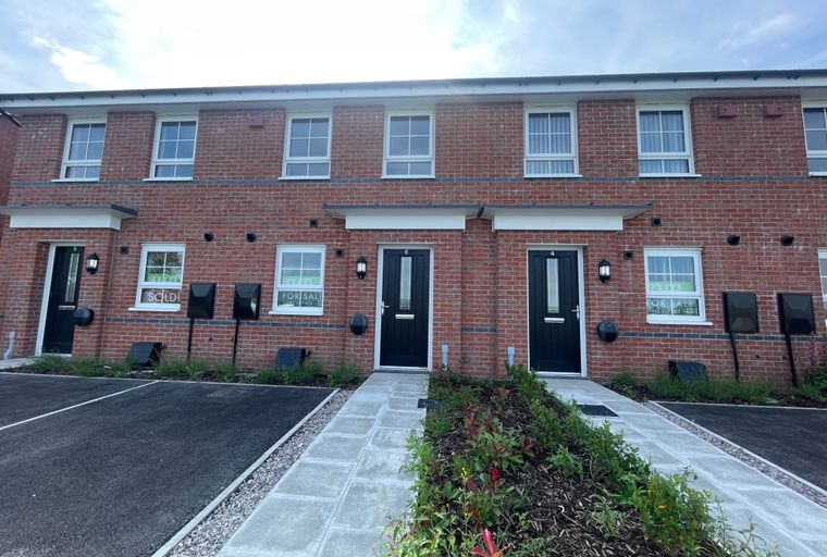 2 bedroom house for sale - Image 1