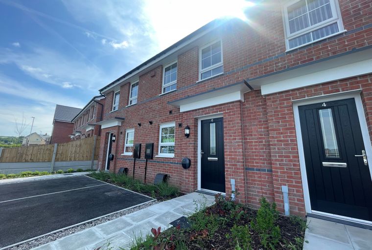 2 bedroom house for sale - Image 2
