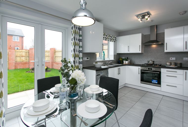 2 bedroom house for sale - Image 2