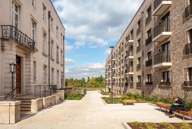3 bedroom apartment for sale - Image 1