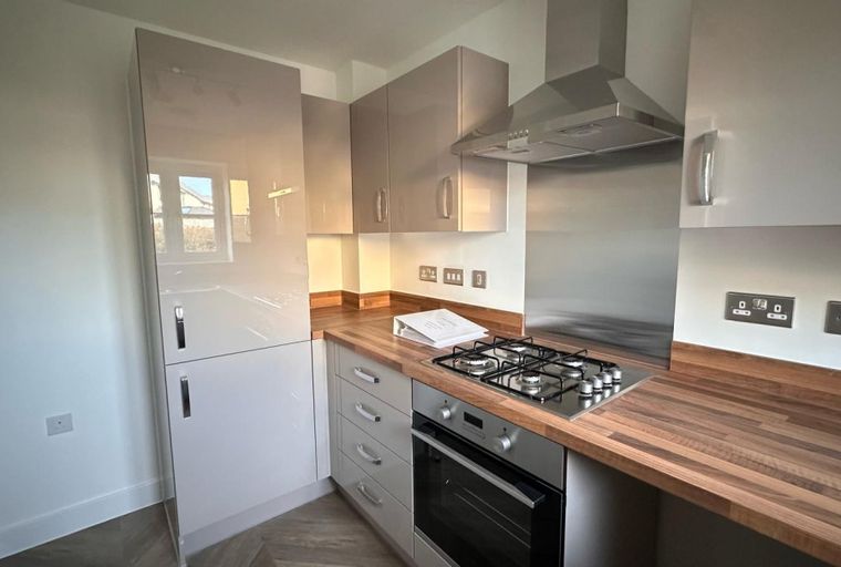 2 bedroom house for sale - Image 2