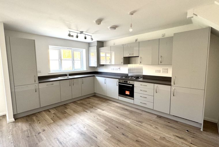 3 bedroom house for sale - Image 3