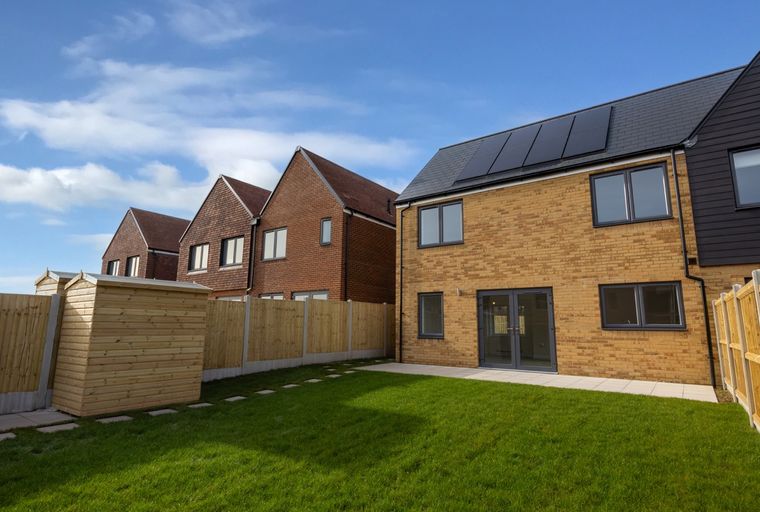 2 bedroom house for sale - Image 2