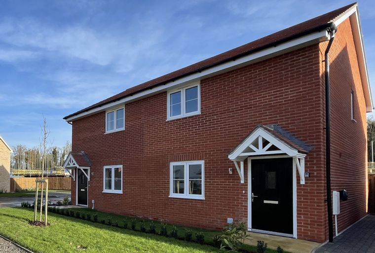 3 bedroom house for sale - Image 1