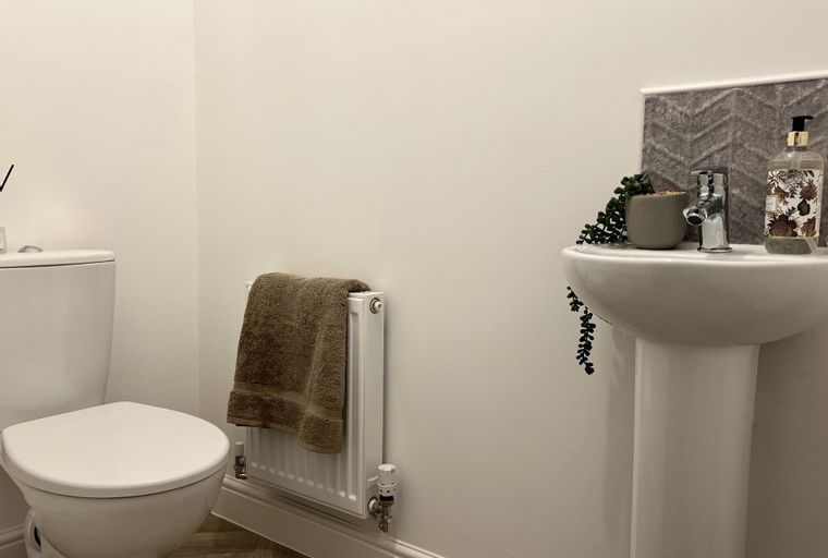 2 bedroom house for sale - Image 2