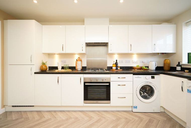 2 bedroom house for sale - Image 3