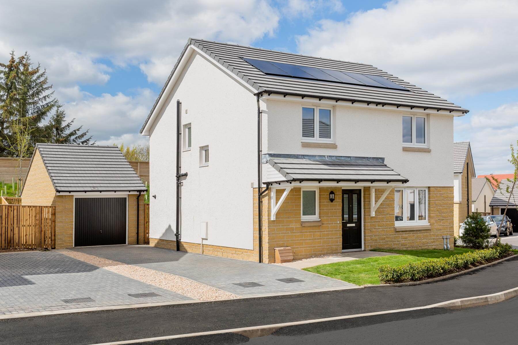 4 bedroom detached with single detached garage - Image 1