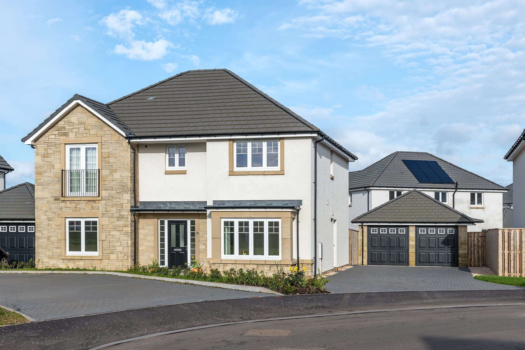 4 bedroom detached with French doors to rear garden - Image 1