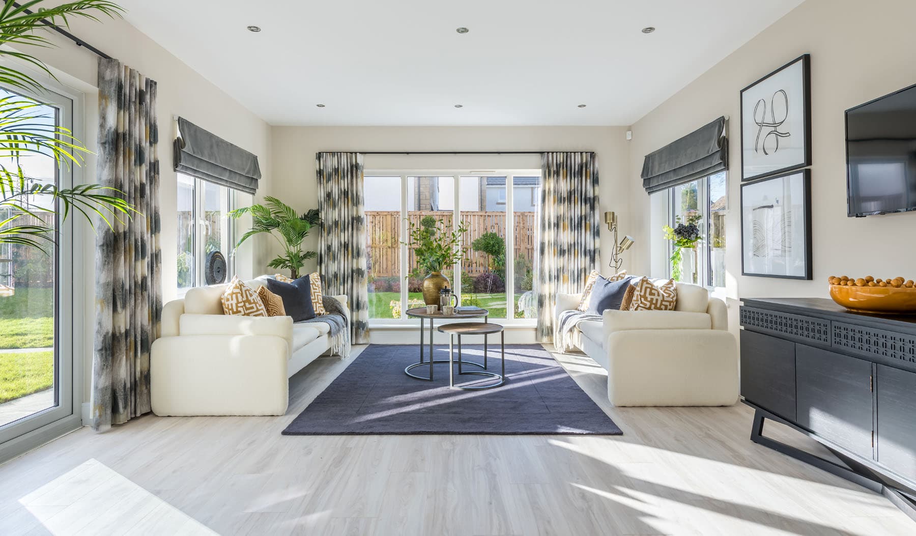 4 bedroom detached with French doors to the south facing rear garden - Image 1