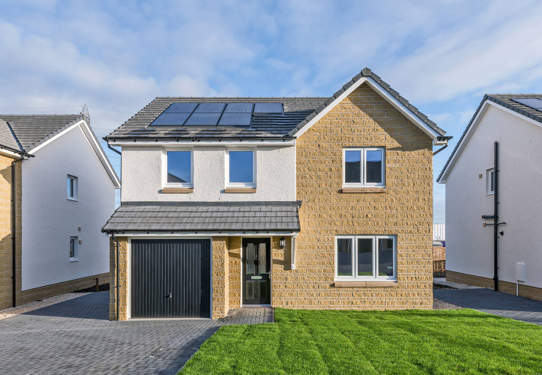 4 bedroom detached with French doors to the rear garden - Image 1