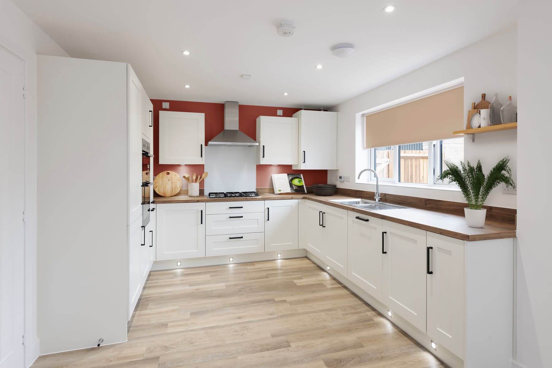 4 bedroom detached with garage - Image 1