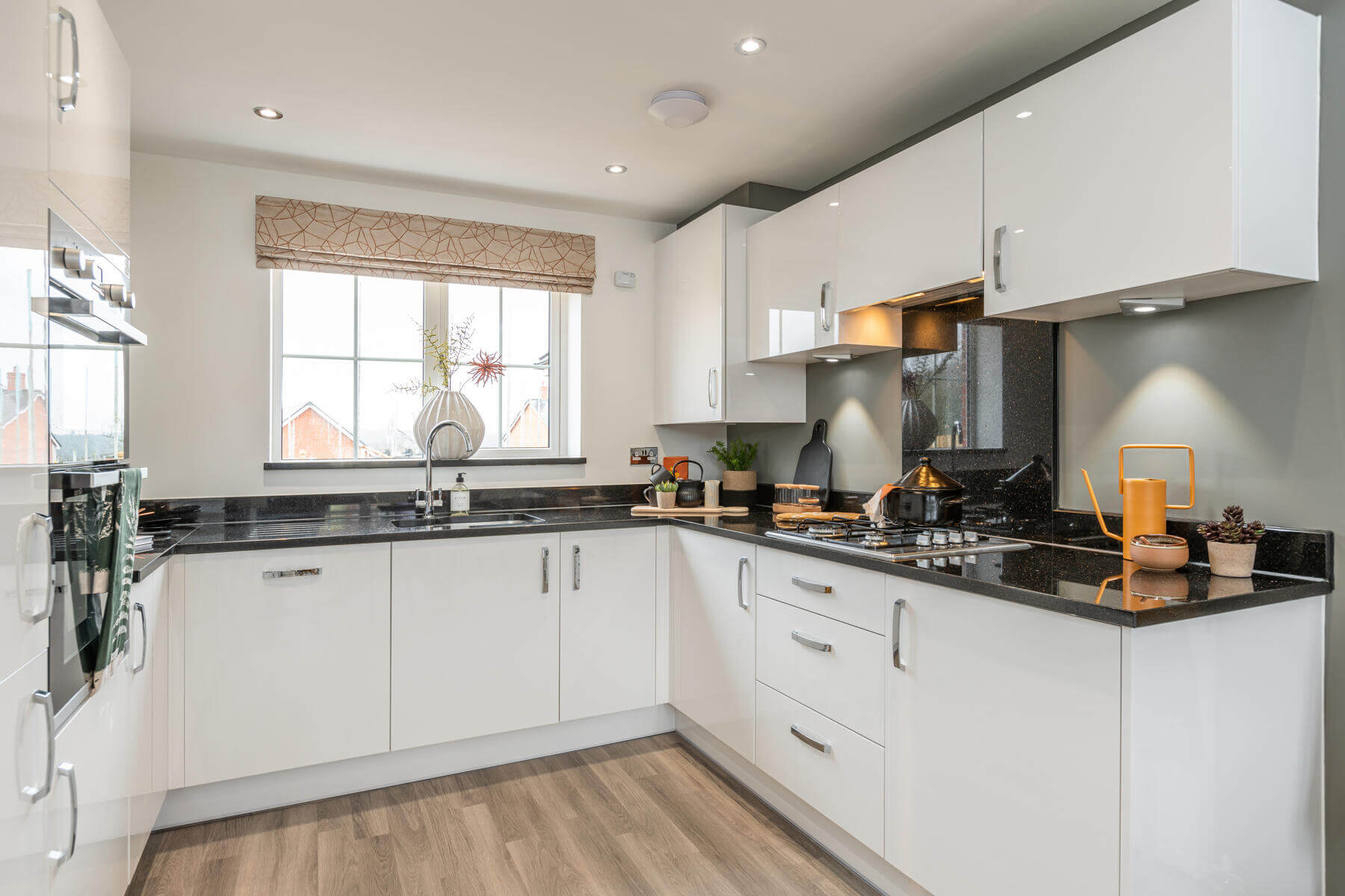 3 bedroom detached with spacious garden - Image 1
