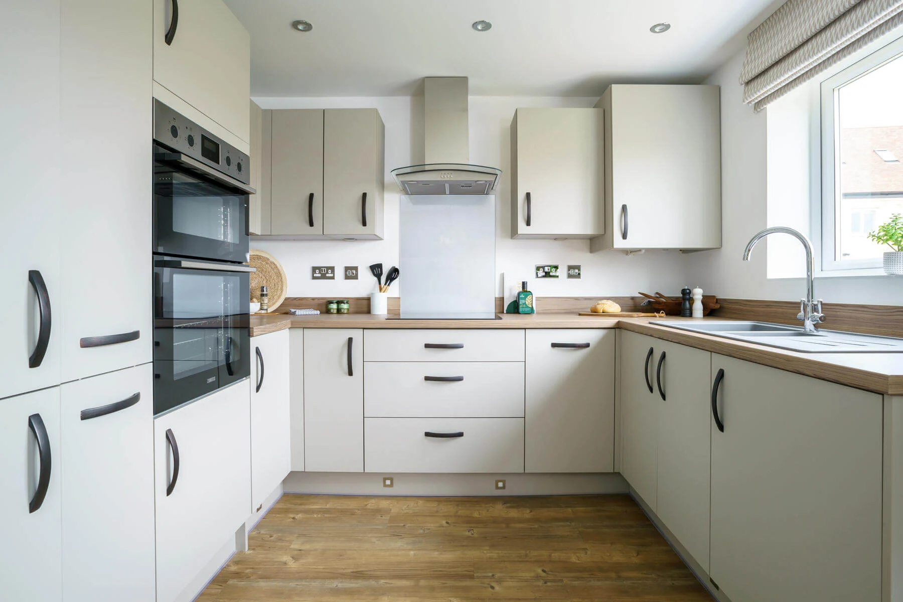 3 bedroom semi-detached with double length driveway - Image 1