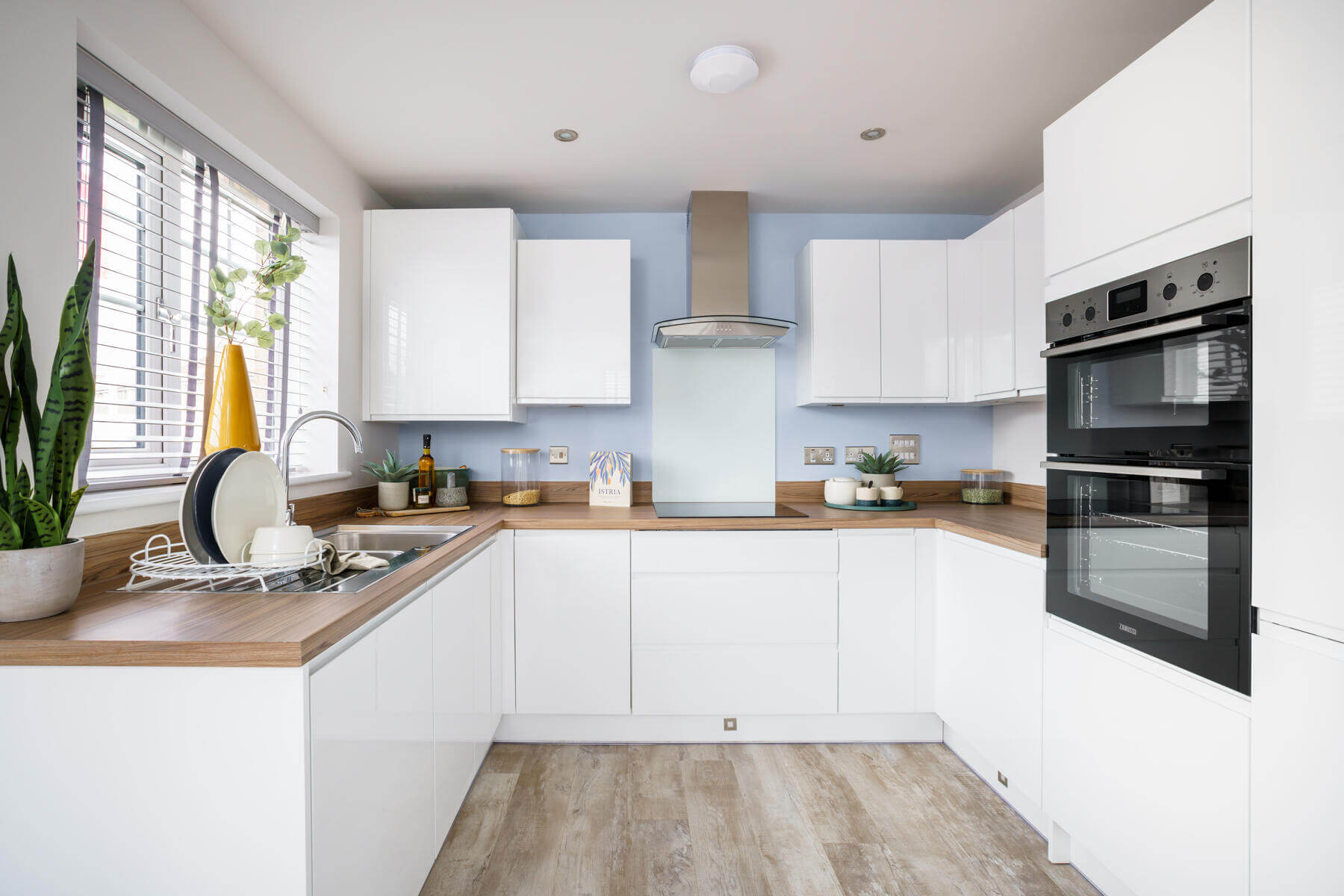 3 bedroom semi-detached with south facing garden - Image 1