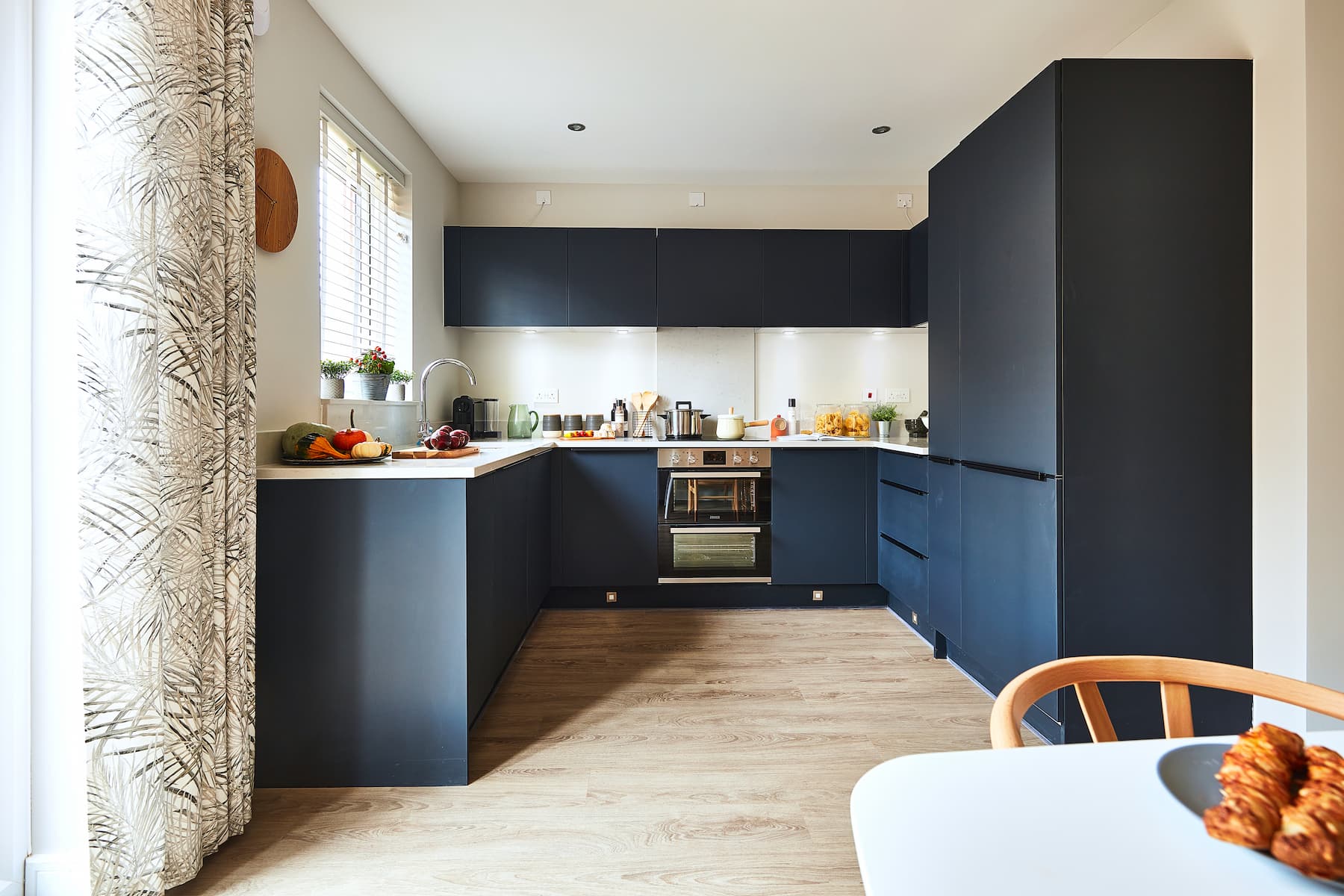 3 bedroom semi-detached with parking for 2 cars - Image 1