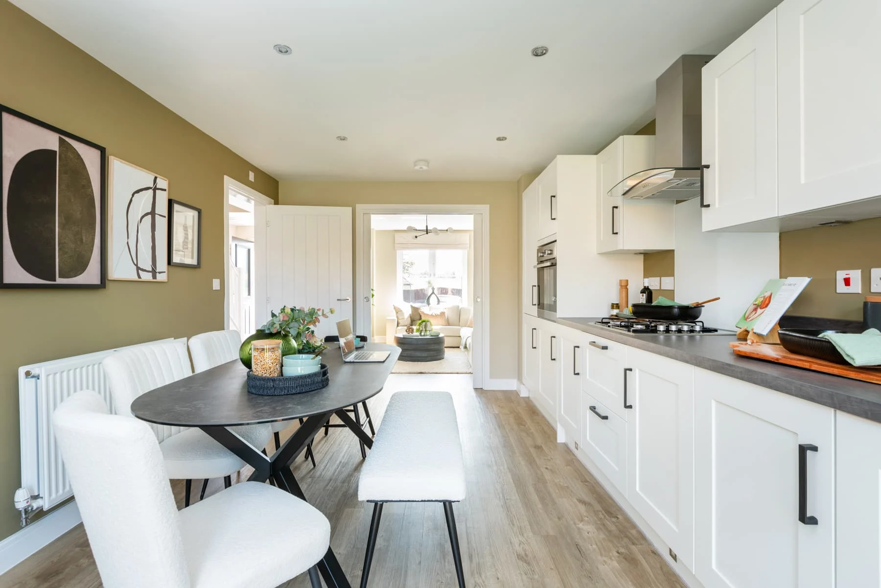 3 bedroom detached with south facing garden - Image 1