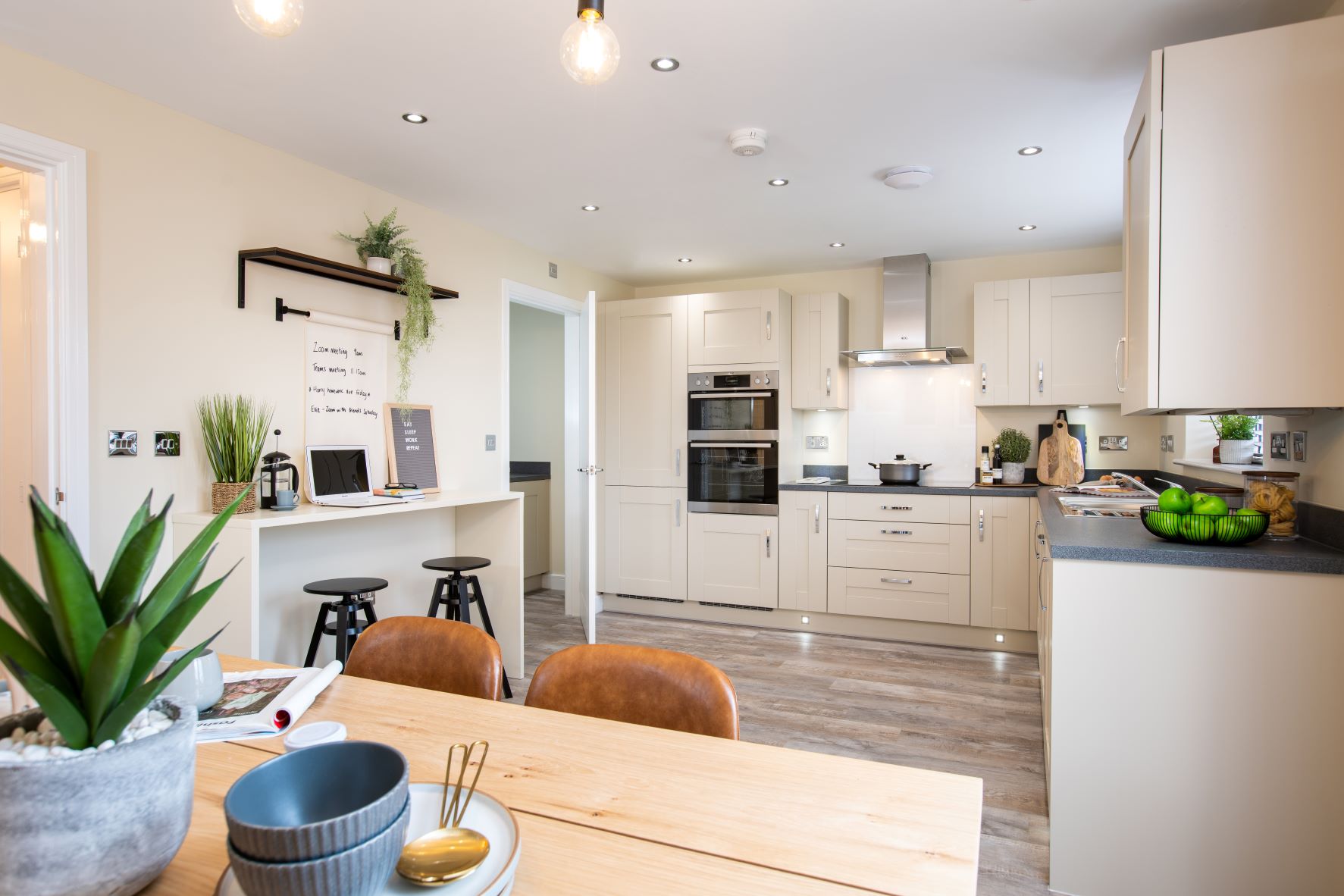 4 bedroom detached with south facing garden - Image 1