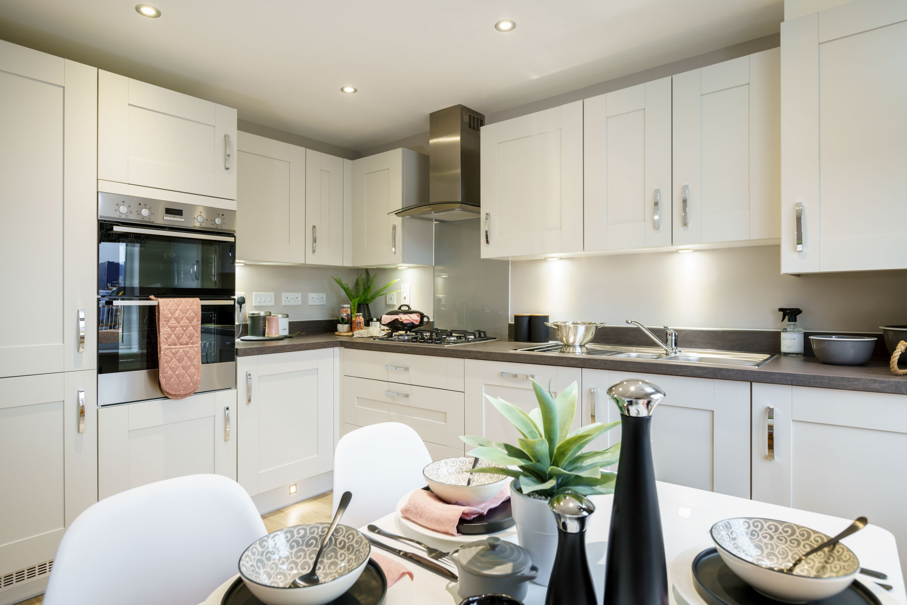 3 bedroom end terrace with garage - Image 1