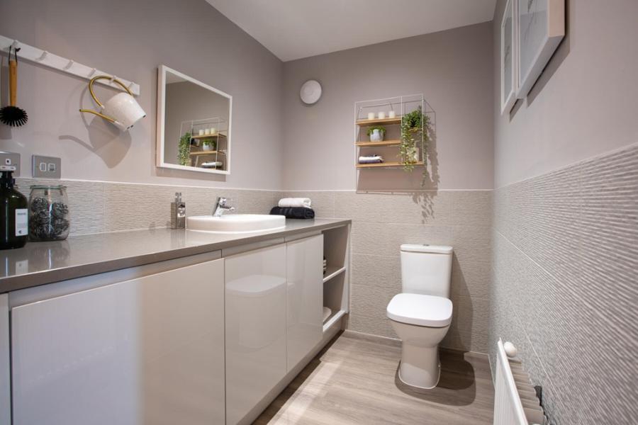 Elgar Place in Hereford - bathroom (image 3 of 20)