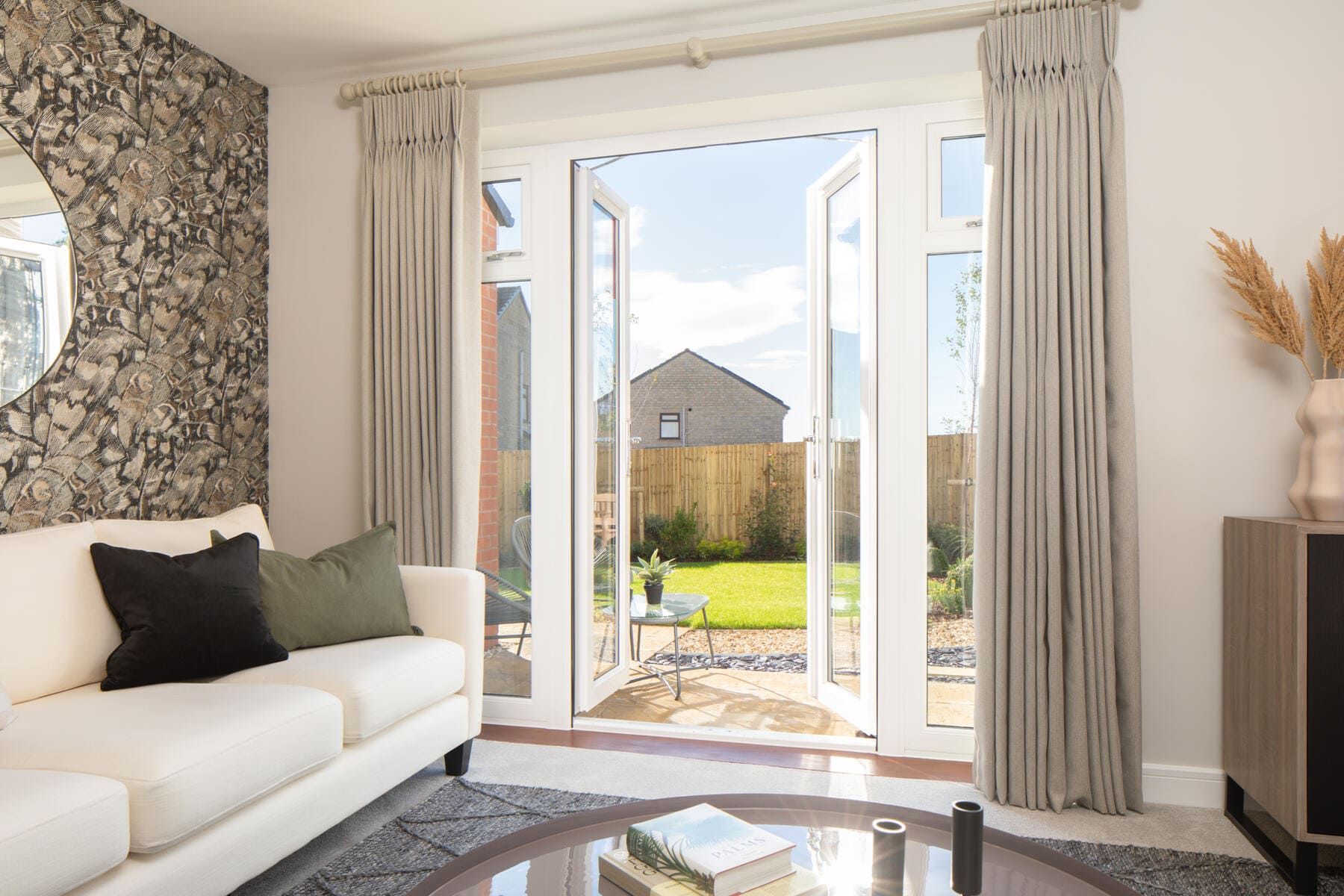3 bedroom semi-detached with French doors to garden - Image 1