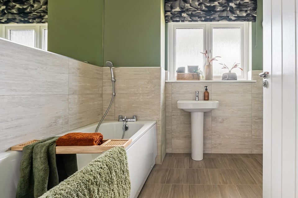 3 bedroom end terrace with 3 sided kitchen - Image 3