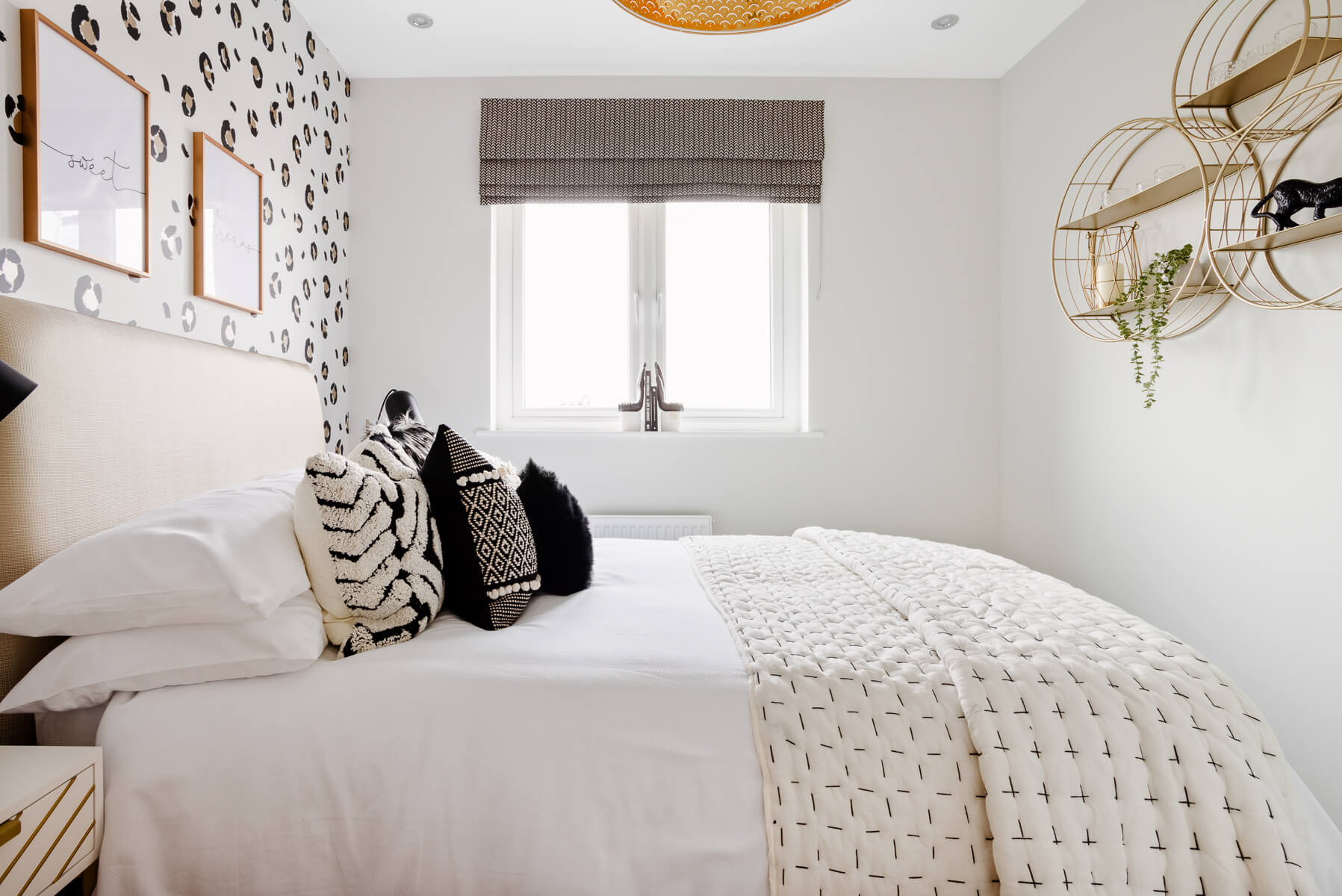 3 bedroom end terrace with 3 sided kitchen - Image 1