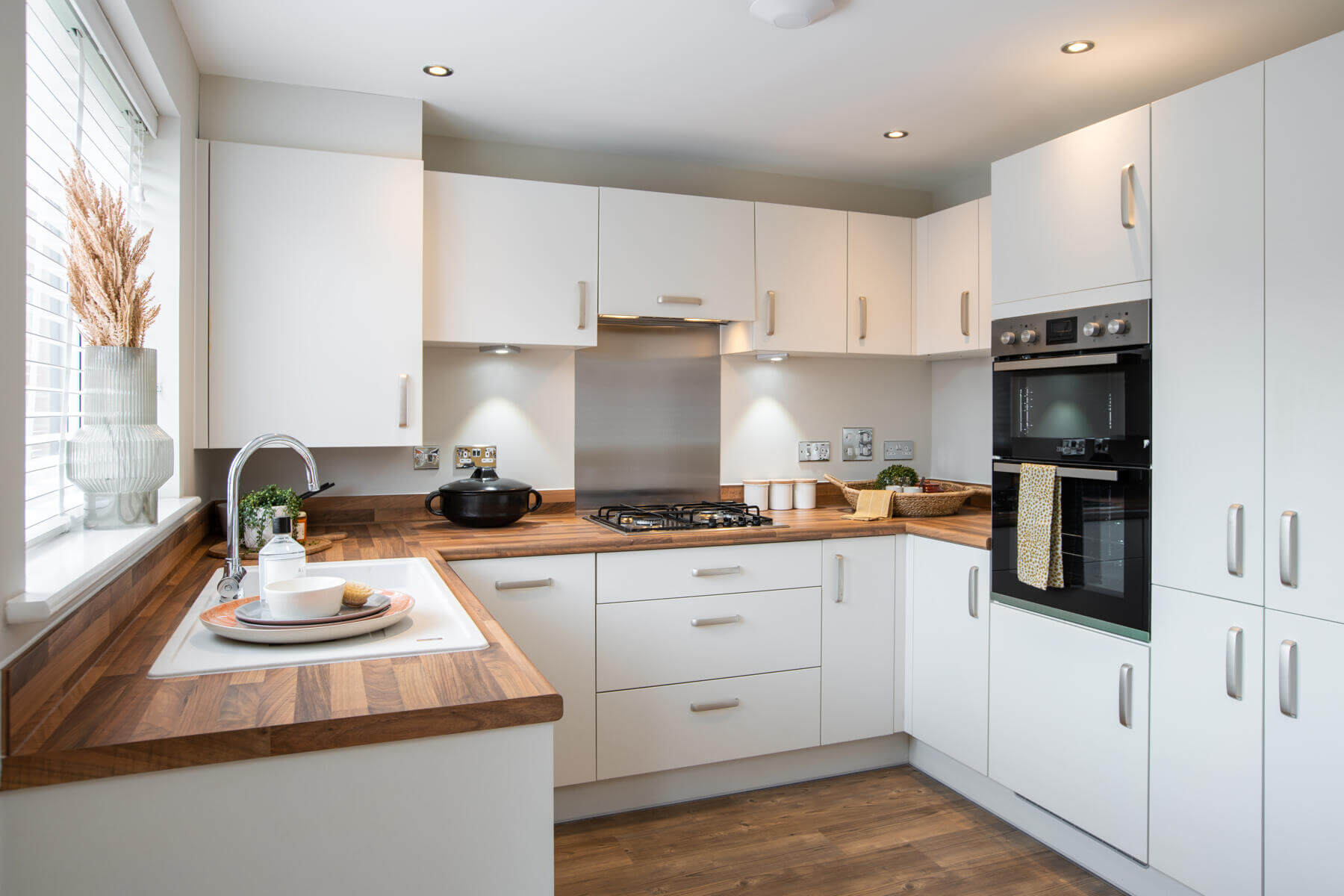 3 bedroom semi-detached with open plan kitchen - Image 1