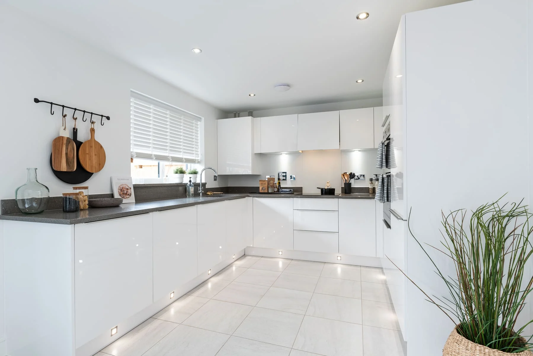 4 bedroom semi-detached with two bathrooms, garage and driveway for two cars - Image 1