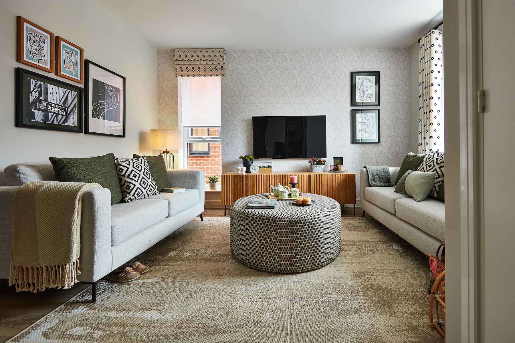 3 bedroom mid terrace with versatile downstairs layout - Image 1