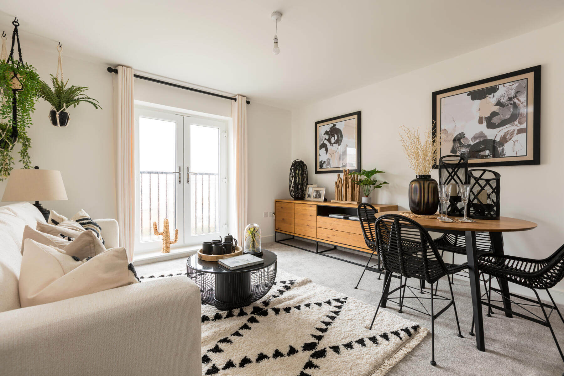 2 bedroom apartment with parking - Image 1