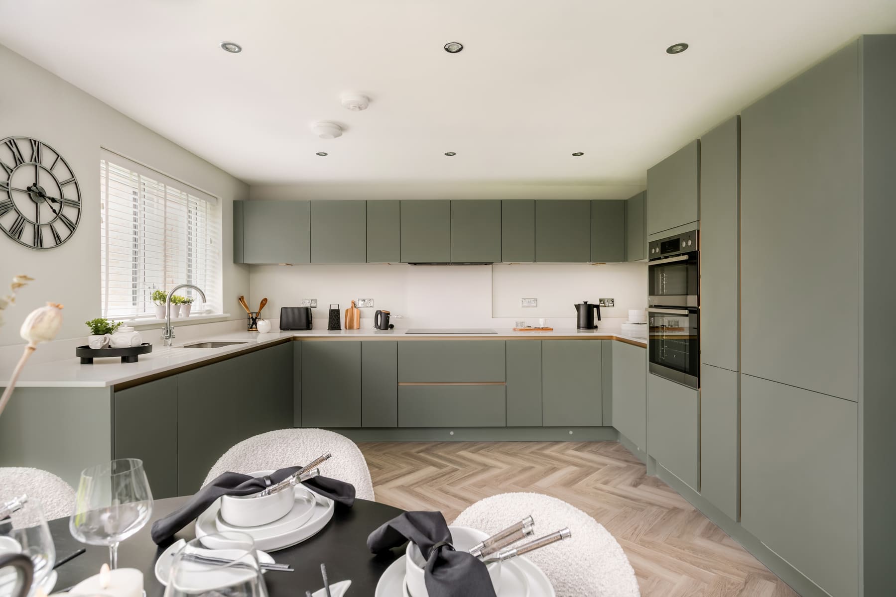4 bedroom detached with a large West facing garden - Image 1