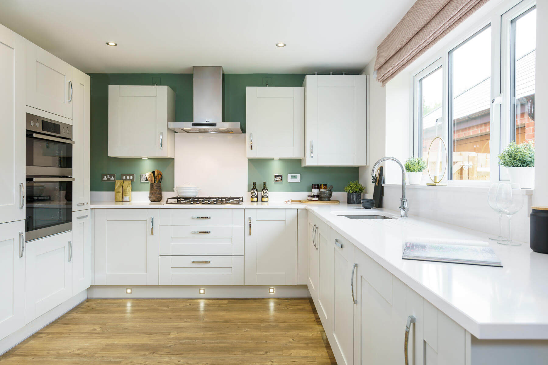 4 bedroom detached with double doors to the garden - Image 1