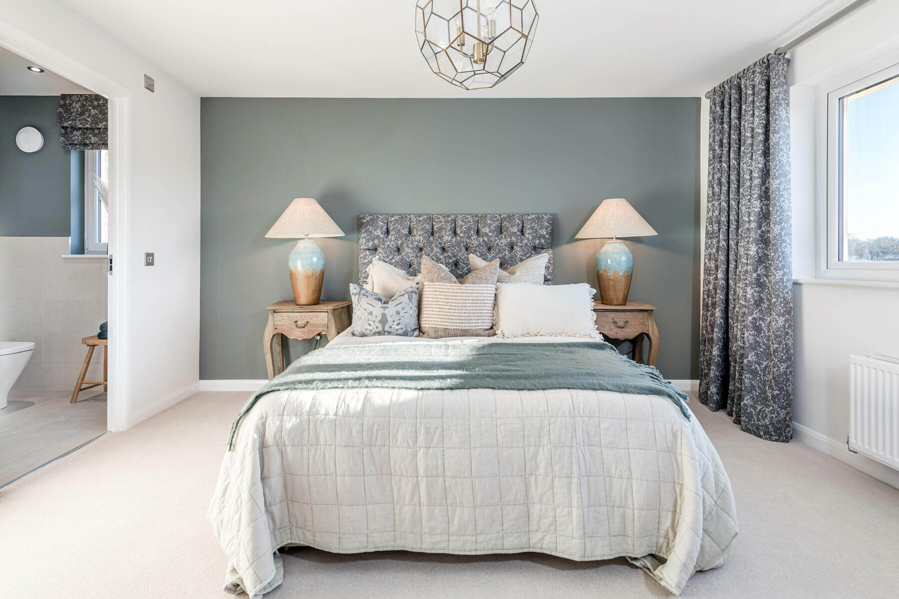 4 bedroom detached with French doors to the rear garden - Image 1